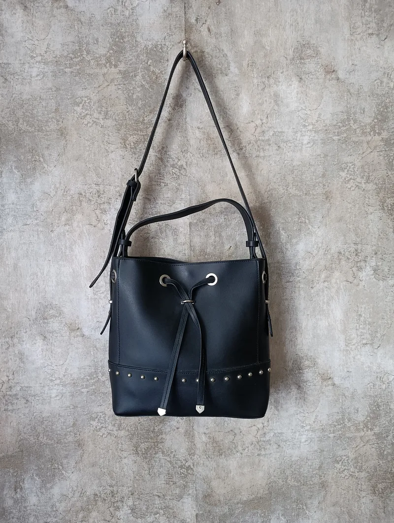 Tvrdý bucket bag